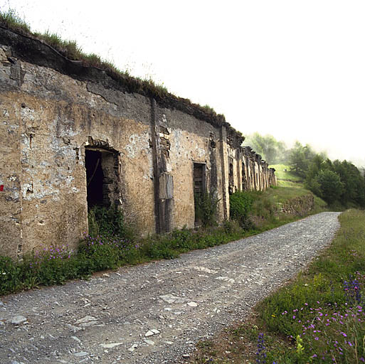 Bâtiment de troupes dit Abri de Sanson : vue en enfilade de la façade extérieure sur la route.