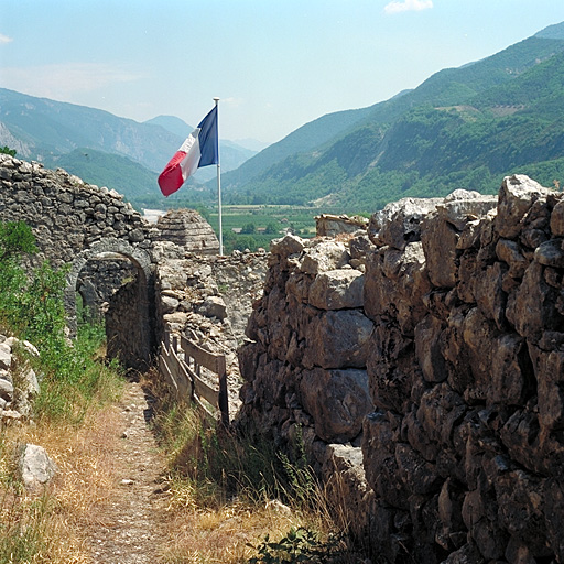 Ouvrage 28. Entrée de l'ouvrage et mur parapet en pierres sèches.