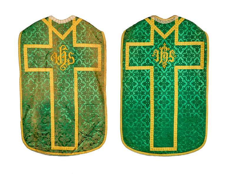 Chasubles (2), étoles (2) et voiles de calice (2) (ornement vert N° 2)