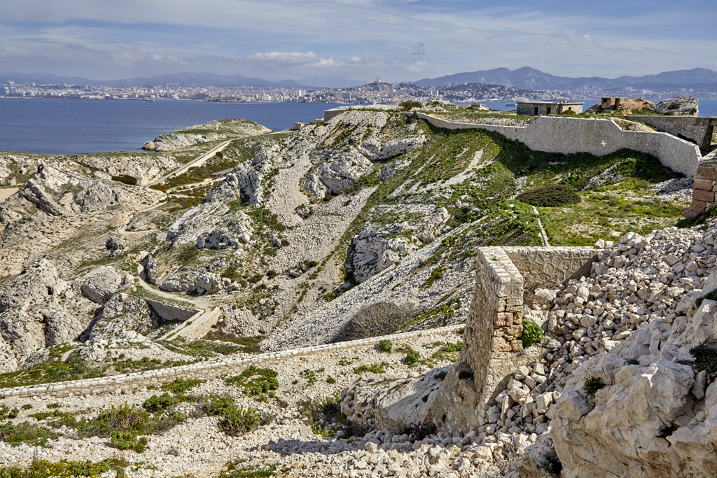 3e groupe (3a-b) vue plongeante depuis le front nord, ancien tambour d'entrée, enceinte basse (k), et chemin d'accès