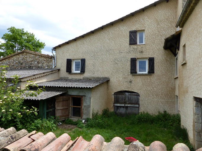 Maison-bloc primitive. Pignon nord.