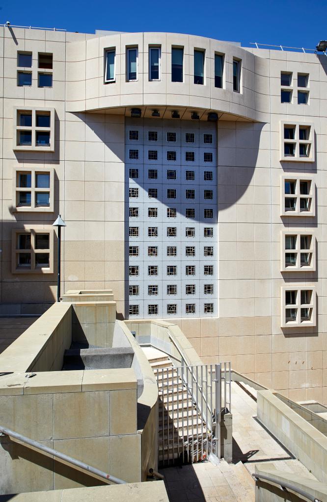 Bâtiment Rotonde. Vue de détail de la façade Sud avec les fenêtres du bureau du président aménagé dans la partie courbe de l'élément en saillie.