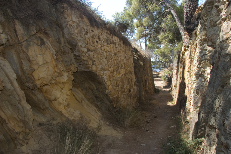 Chemin couvert taillé dans le roc entre la batterie et sa tour-réduit.