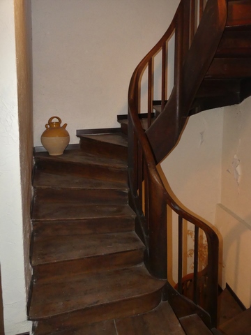 Partie sud. Premier étage, escalier. Volée menant à l'étage de comble.