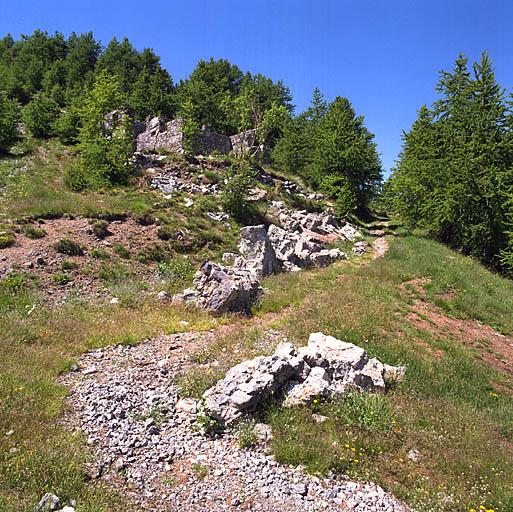 Ouvrage d'artillerie dit batterie Monte Agnelino : corps de garde en ruine.