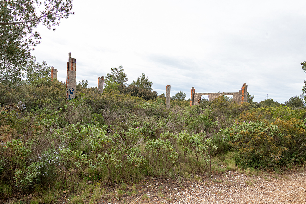 Vestige du bâtiment de casernement en brique et piliers béton, à l'ouest de la batterie