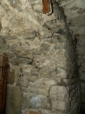 Etage de soubassement, étable-cellier. Mur sud, épaisseur de l'enceinte médiévale.