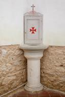 Fonts baptismaux et armoire aux saintes huiles