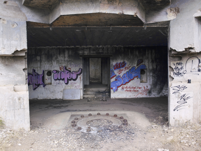 Détail de l'ouverture de tir, plaque-pivot et salle de la 2e casemate 1944.