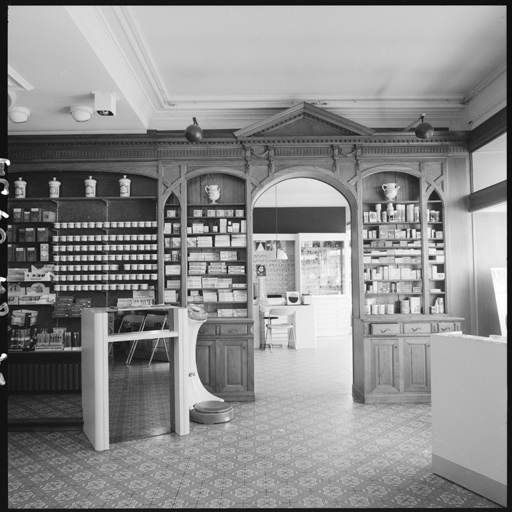 Boiseries de la pharmacie, panneau ouest.