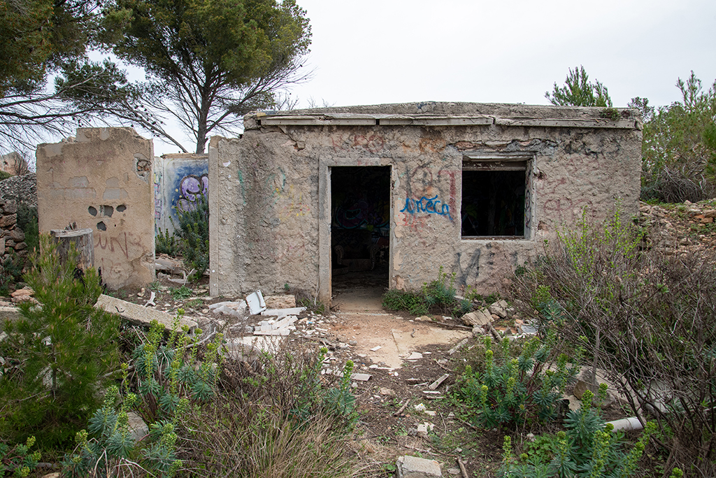bâtiment logeable au nord du site, entre le poste de direction de tir et l'ancien sémaphore