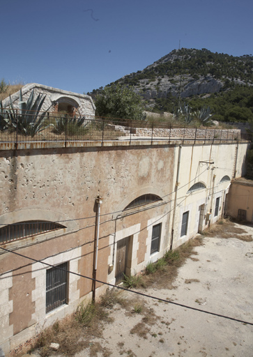 Caserne casematée sous batterie haute, façade sur cour (sud), vue de l'aile ouest du cavalier.