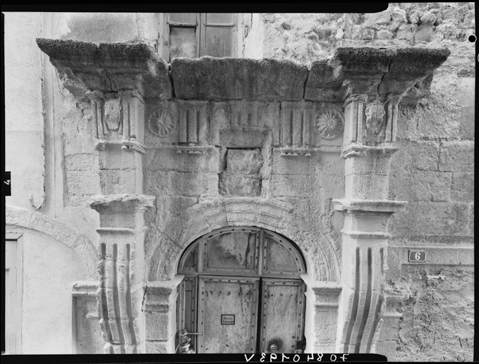 Façade rue Saint-Pierre. Porte, entablement.