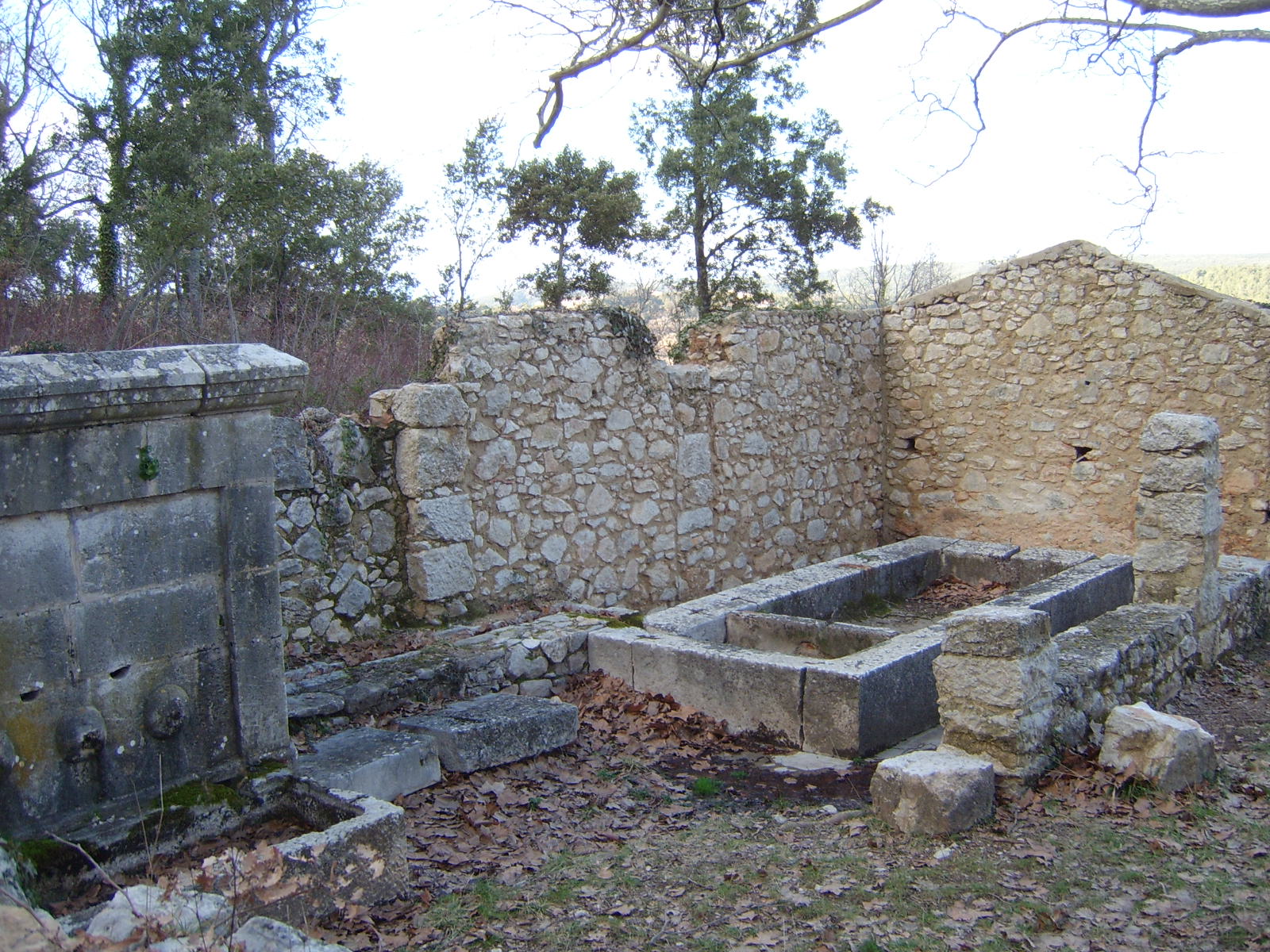 Fontaine et lavoir de Saint-Julien