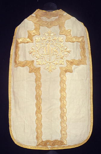 Chasuble de l'ensemble chasuble, étole, manipules, bourse de corporal et voile de calice n° 2 (ornement argent). Vue générale du dos.