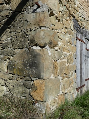 Chaîne d'angle sud-ouest, très gros moellons équarris à la base.