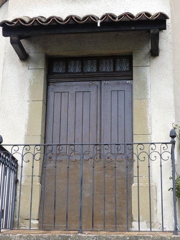 Pignon sud, deuxième niveau. Porte du logis, portant une date gravée (1872).