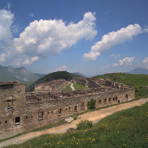 ouvrage d'infanterie dit casernement central