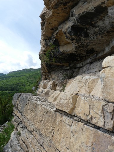 Extrémité nord de la falaise des Daumas, abri naturel avec dépôt de suie sur le surplomb.