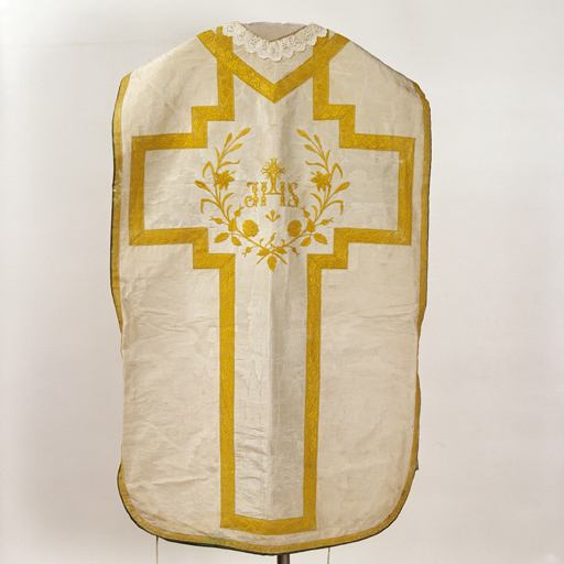 ensemble de vêtements liturgiques : chasuble, étole, manipule, bourse de corporal (ornement blanc)