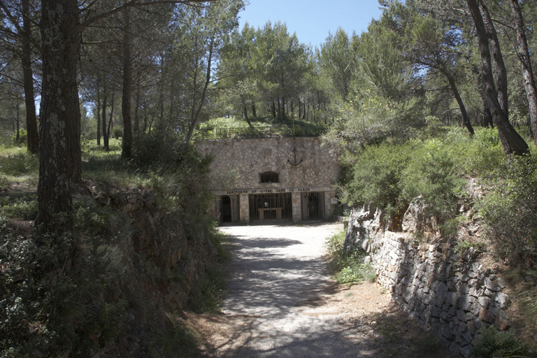 Magasin à poudres : tranchée d'accès et façade remaniée pour l'affectation à la chapelle.