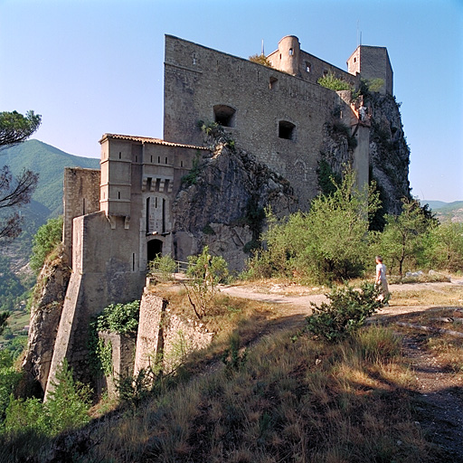 Pruniers : château fort avec fantôme et tunnels