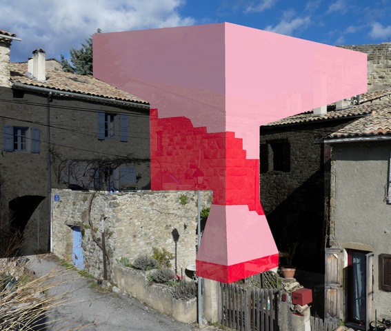 Vue d'ensemble prise du sud-ouest. Maçonneries conservées (rouge), disparues (rose), axes de l'enceinte fortifiée (noir).