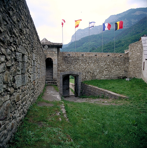 Fort bas. Vue intérieure et entrée.