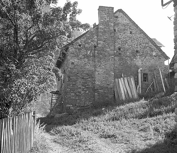 Pignon nord. Noter que la cheminée est construite indépendamment du mur.