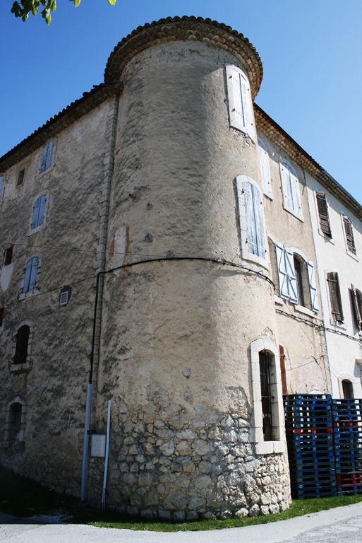 Castellane. Château d'Eoulx. Tour cornière sud-ouest ajoutée au corps de logis préexistant (dont la chaîne d'angle reste apparente malgré le collage).