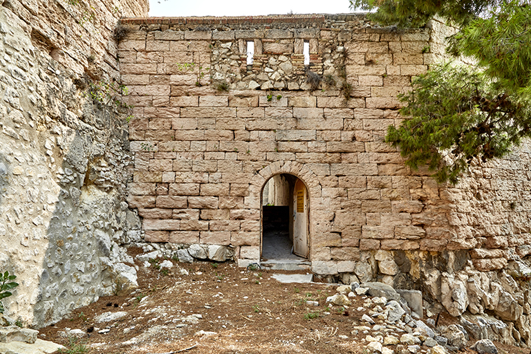 Fort St Nicolas : flanc droit de la demi lune de Beaufort avec sa poterne de sortie.