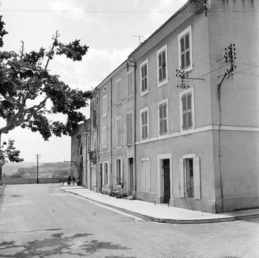 Place Jean-Jaurès. Alignement des façades sur le côté sud de la place, face au château. Vue prise vers l'est.