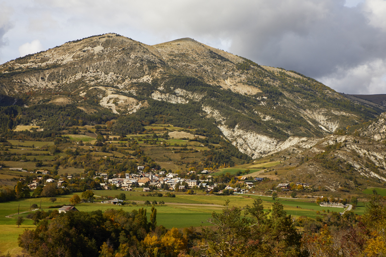 La plaine thoramaise depuis le sud avec le finage des terres de la Condamine, les cultures de versant et la montagne de Chamatte où se pratique l'estive.