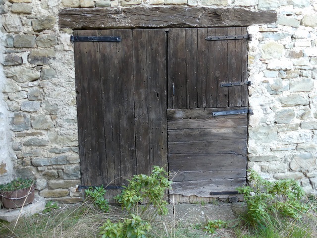 Bâtiment sud. Pignon sud. Premier niveau, porte de la remise.