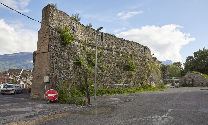 Secteur nord-ouest de l'enceinte, vue extérieure et coupe du segment subsistant de la courtine 34-1, fossé comblé