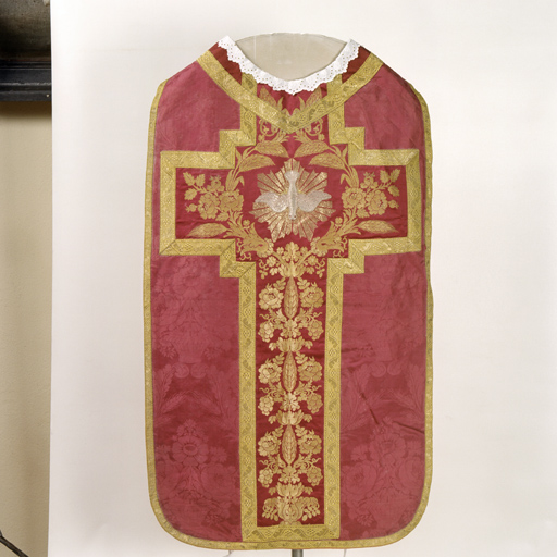 ensemble de vêtements liturgiques : chasuble, étole, manipule, voile de calice (ornement rouge)