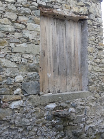 Elévation est, second niveau. Baie fenière accessible par deux marches volantes.