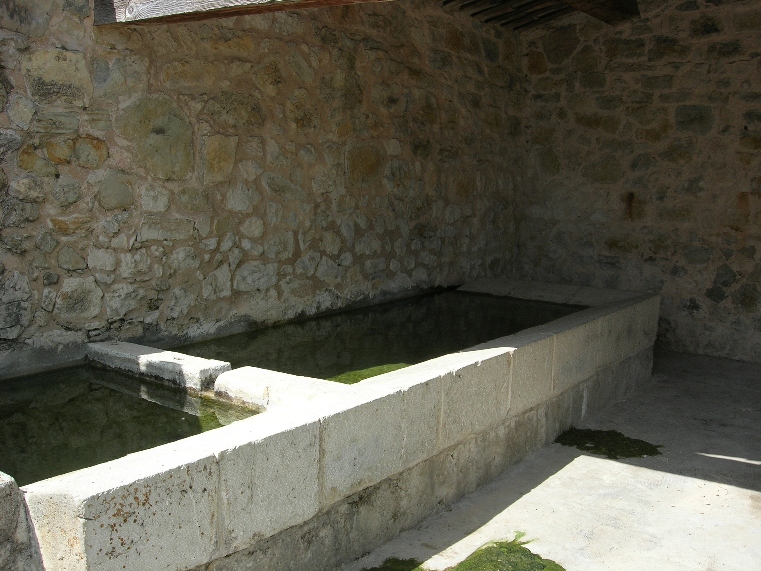 Fontaine-lavoir couvert du plus haut village