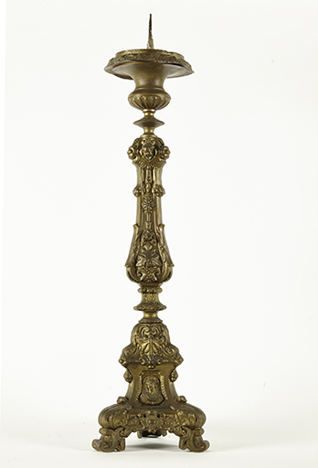 Garniture d'autel composée de six chandeliers d'autel