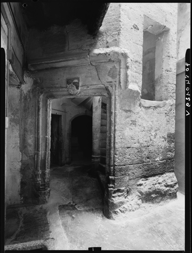 Porte de la tourelle d'escalier.