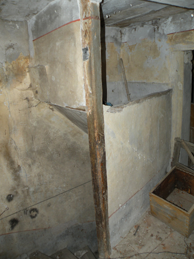 Vacheresse. Coffre à grain en maçonnerie installé en haut d'une montée d'escalier. (1990 D2 153)
