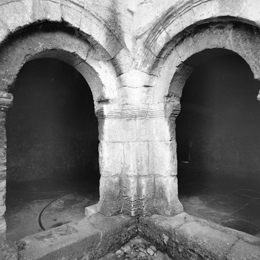 Cloître. Détail : angle sud-ouest, pilier 1.