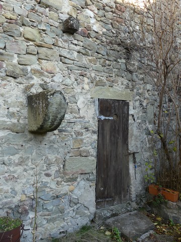 Bâtiment sud. Pignon sud, premier niveau. Corbeaux de l'avaloir du four ; porte percée à la place de la bouche.