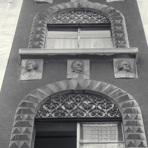 Façade antérieure est. Troisième niveau. Reliefs d'applique. Effigies.