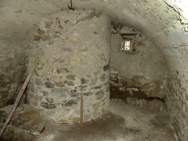 Grand cellier voûté avec cuve vinaire, ferme dite Champ Pauvre.