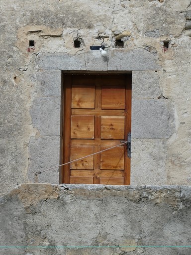Porte de logis saisonnier à linteau droit. Bâtiment au quartier du Virail (Ribiers).
