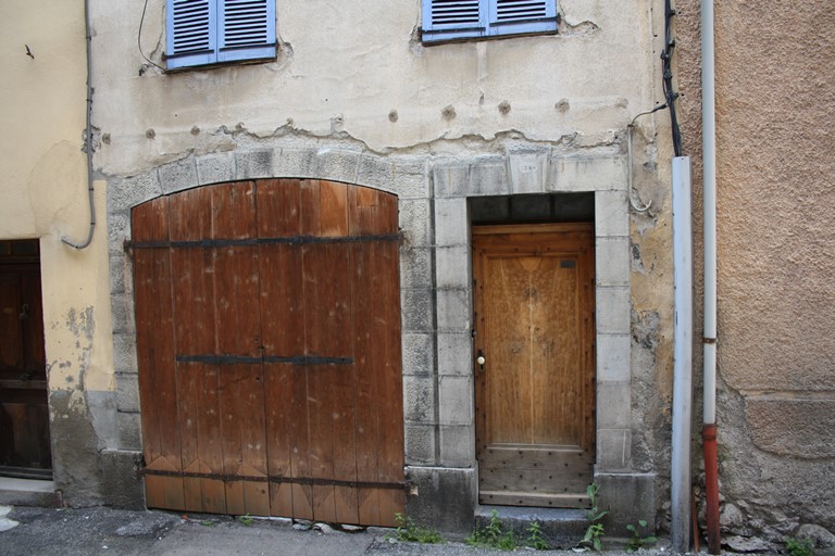 Porte d'entrée de logis avec baie commerciale accolée (parcelle 2010 AB 152).