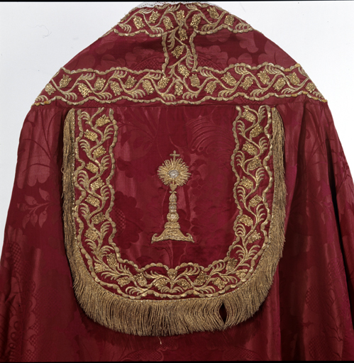 ensemble de vêtements liturgiques : chape, chasuble, 2 dalmatiques, 2 étoles, 3 manipules, bourse de corporal, voile de calice (ornement rouge)