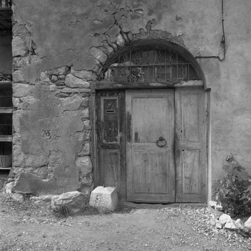 La porte de la court. Inscription dans la ferronnerie FAV 1874.