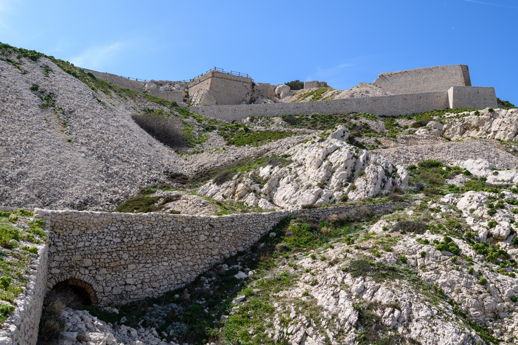 3e groupe (3a-b) front nord vu du nord en contrebas, ancien chemin d'accès enceinte basse (k), demi-bastion (j) contregarde (l)